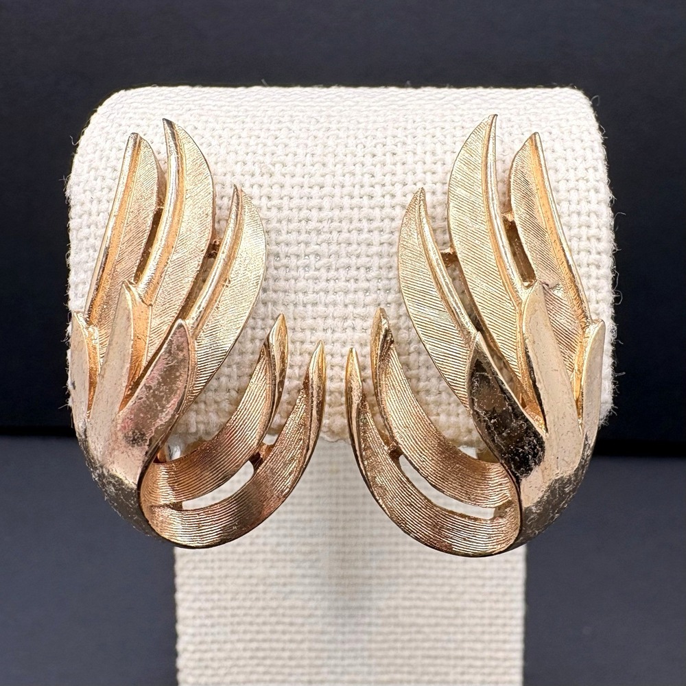 Vintage Crown Trifari Flower Plant Brushed Shiny Gold Tone Clip on‎ Earrings 1"
